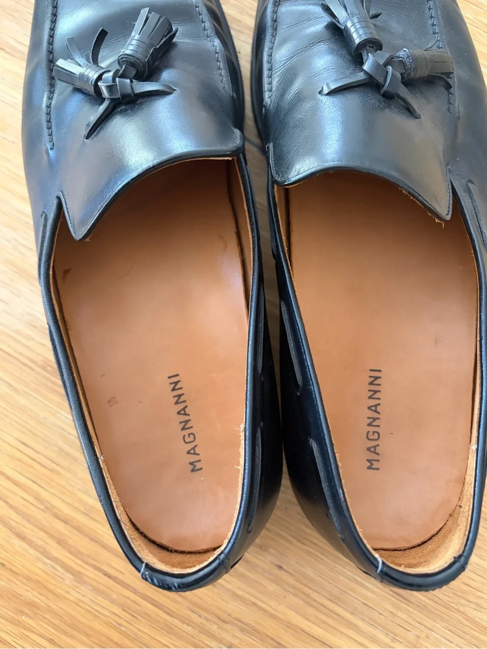Magnanni Black Leather Tassel Slip-On Loafers